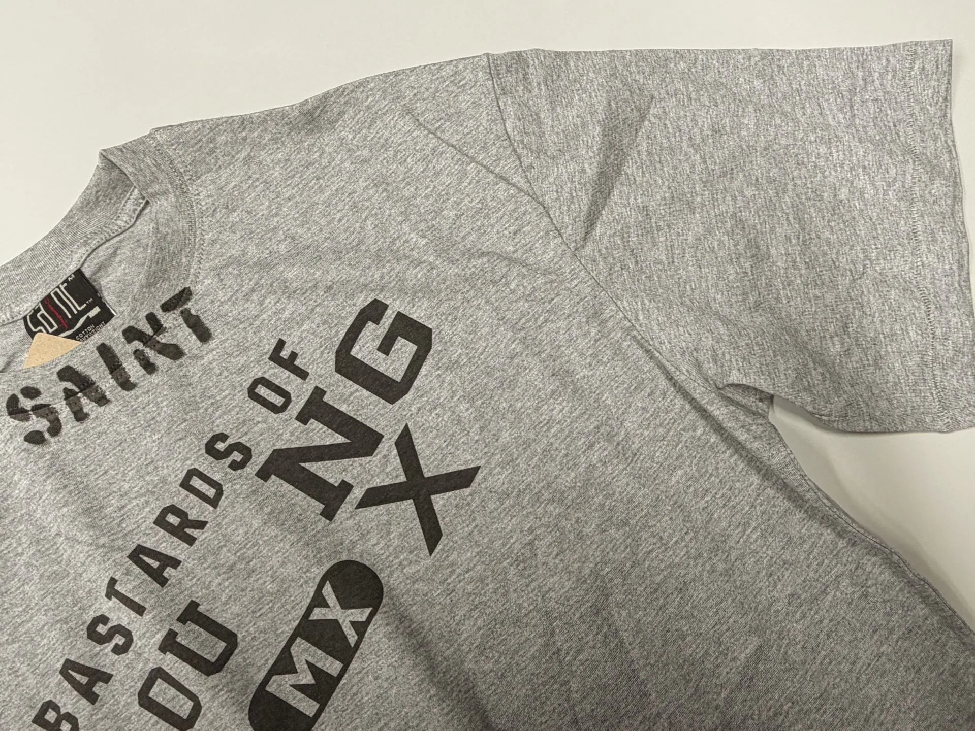 ❥8030#P116 Saint Mxxxxxx gray short-sleeved T-shirt, made of soft cotton fabric, comfortable and breathable. "BASTARDS OF YOUNGSMXOX" is printed on the front. It has a full street feel. The loose fit accommodates a variety of body shapes. It is suitable for daily casual or street wear. Size: (S-M-L-XL) Color: Gray